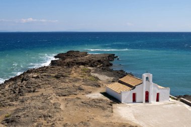 Yunanistan 'ın Zakynthos Adası' ndaki Vasilikos kasabasındaki antik bir Ortodoks kilisesinin ön planında yatay panoramik manzara.
