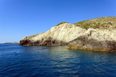 Yunanistan 'ın Zakynthos adasında turkuaz deniz ve mavi gökyüzü yatay deniz manzarası.