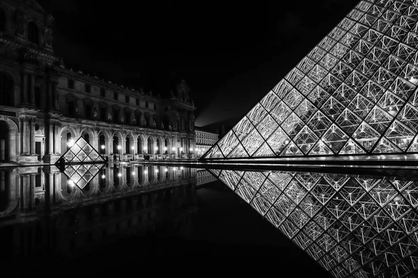 Parijs Frankrijk - April 2017 - Louvre Museum nachts in zwart-wit en — Stockfoto