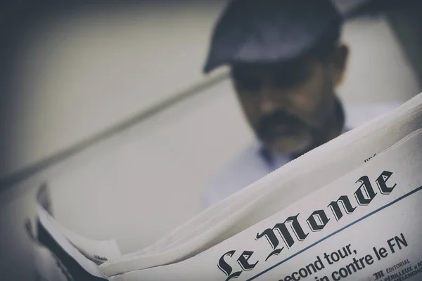 Париж, Франція - 2017 квітня: Людина читання французькій газеті Le Стокове Зображення