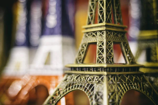 Torre Eiffel lembrança com cores francesas, viagem conceito, Paris — Fotografia de Stock