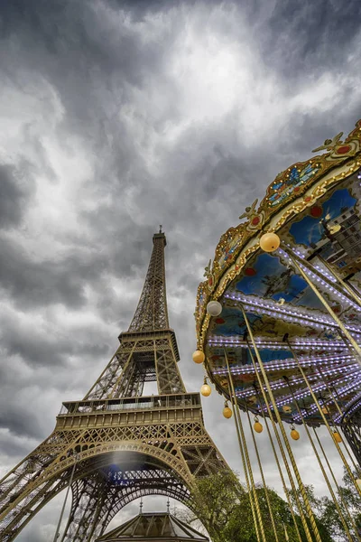 Foto vertical da Torre Eiffel com carrossel, Paris França — Fotografia de Stock