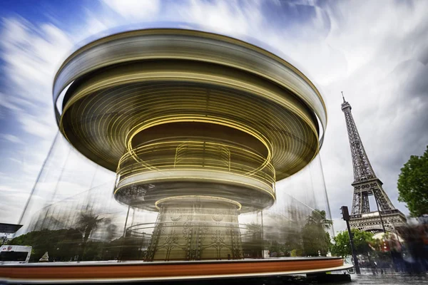 Landschap foto van Eiffeltoren met het runnen van de carrousel — Stockfoto