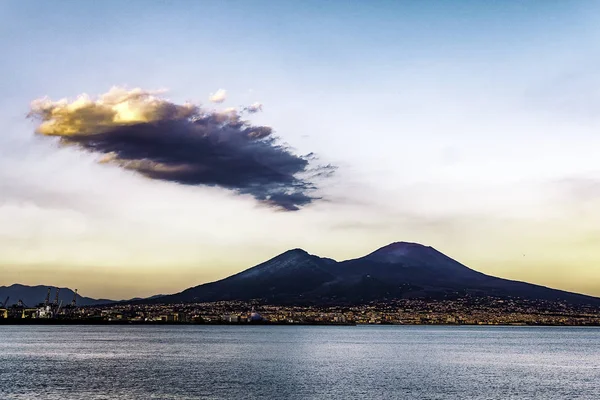 Paisaje de Vesuvio con nubes humeantes, Nápoles Italia —  Fotos de Stock