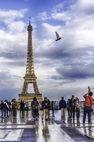 Parijs Frankrijk, Apr 2017: Eiffeltoren, verticale foto, van de Jardins du Trocaderoo, Parijs Frankrijk — Stockfoto