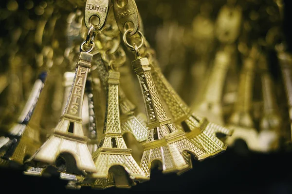 Golden Eiffeltoren sleutelhanger, concept reizen, Parijs — Stockfoto