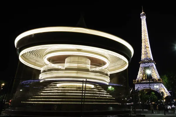 Paris, Frankrijk - April 2017: verlicht Eiffeltoren door nacht wit — Stockfoto
