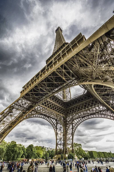 PARÍS, FRANCIA - ABRIL 2017: Hermosa torre Eiffel vertical pho —  Fotos de Stock