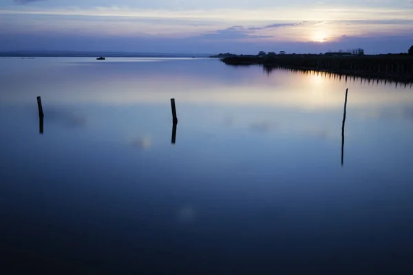 Закат на голубом озере, спокойная концепция — стоковое фото