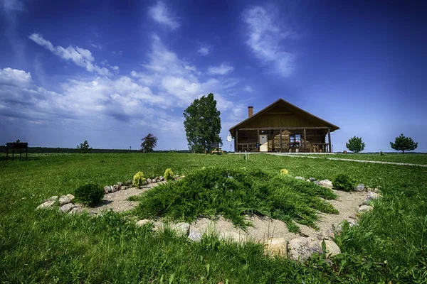 Confortevole cottage estivo, concetto di ipoteca — Foto Stock