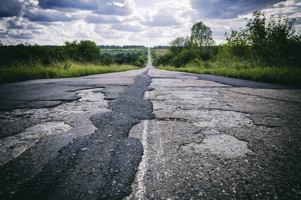 Mala carretera con asfalto dañado y roto, Concepto de vida difícil — Foto de Stock