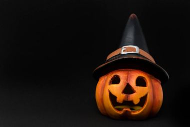 Cadılar Bayramı Balkabağı izole siyah arka plan, kabak sembolü Amerikan geleneksel tatil şapka ile