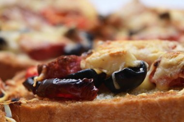 Croutons with crunchy cheese