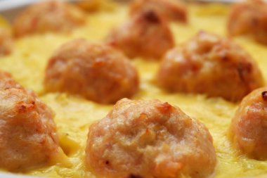 Patates püresi ve peynirli pirzola