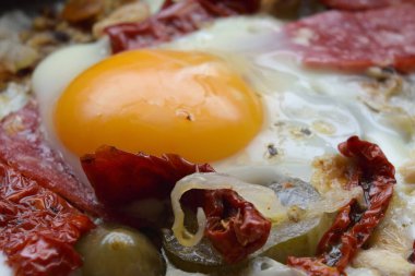 Yağda yumurta, kurutulmuş domates, soğan ve turşu.