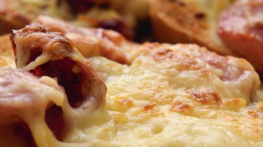 Peynirli, sosisli ve güneşte kurutulmuş domatesli kızarmış ekmek.