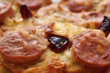 Şafak sökerken sokağın taş çitlerinde yosun var.