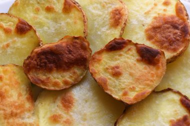 İnce dilimlenmiş ızgara patates.