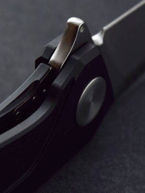 Bir paletle katlanan bıçak, keskin uçlu yatar