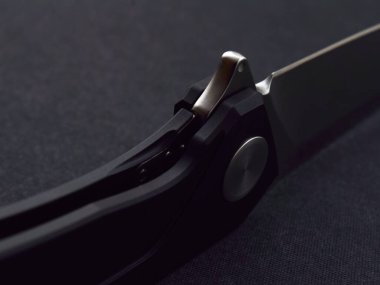 Bir paletle katlanan bıçak, keskin uçlu yatar