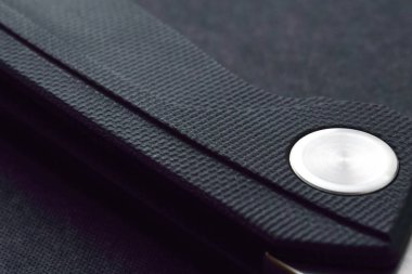 G10 kabzalı katlanmış bıçak ve parlak eksenli vida.