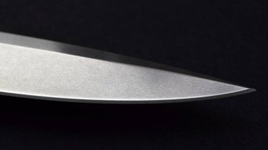 Siyah arka planda katlanan bıçak.