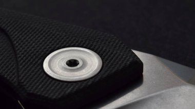 G10 kabzalı katlanmış bıçak ve parlak eksenli vida.