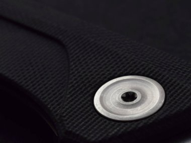 G10 kabzalı katlanmış bıçak ve parlak eksenli vida.