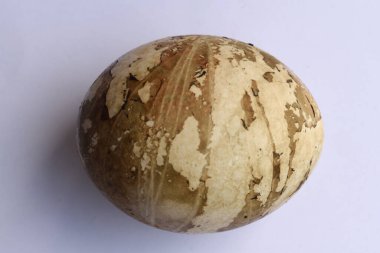 Beyaz arka planda kamuflaj renginde Paskalya yumurtaları.