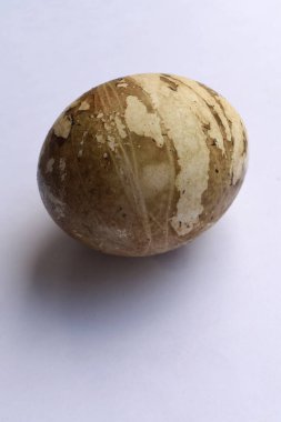 Beyaz arka planda kamuflaj renginde Paskalya yumurtaları.