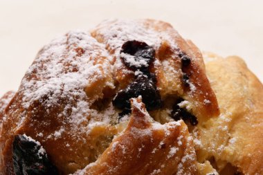 Üzerinde pudra şekeri olan Paskalya pastası.