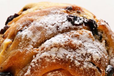 Üzerinde pudra şekeri olan Paskalya pastası.