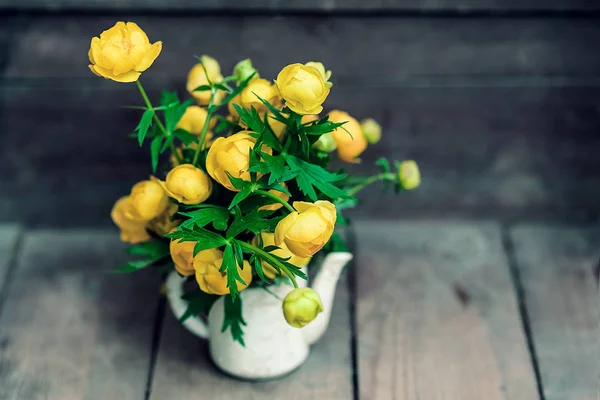 Flores silvestres en la tetera — Foto de Stock