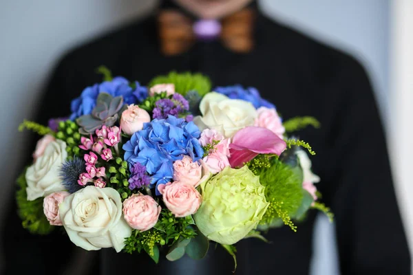 Elegancki mężczyzna dostawy kwiatów w black box — Zdjęcie stockowe