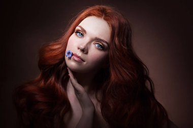 onun ağzına bir çiçek ile korku veren kız 