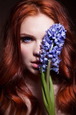 sümbül çarpıcı kırmızı kafa kızla 