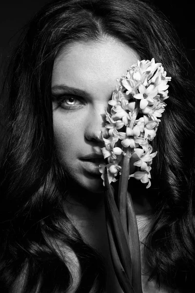 sümbül siyah beyaz çarpıcı kızla