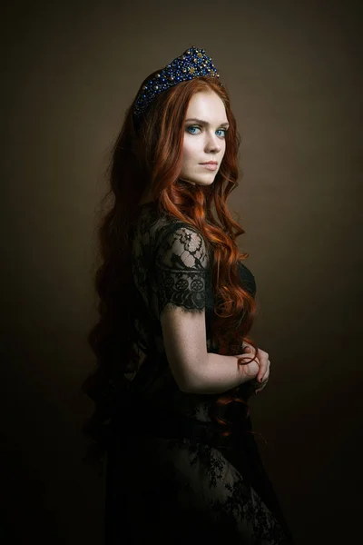 Impresionante chica con el pelo largo y rojo en la corona Fotos de stock libres de derechos