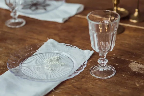 Kristal sofra ahşap bir masa üzerinde