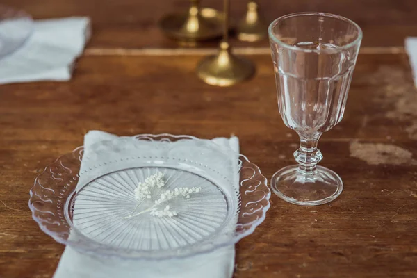 Kristal sofra ahşap bir masa üzerinde