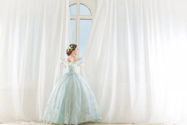 Mulher Elegante Uma Janela Alta Vestido Histórico Endireita Cortinas Esperando — Fotografia de Stock