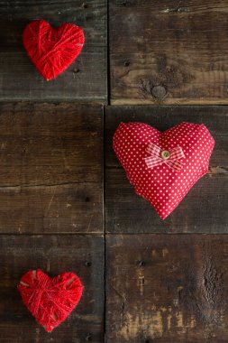 Ahşap üzerinde üç harts 14 Şubat arka plan