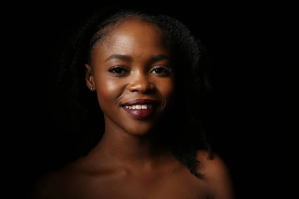 Portrait Une Jeune Belle Africaine Aux Cheveux Bouclés Noirs Épais — Photo