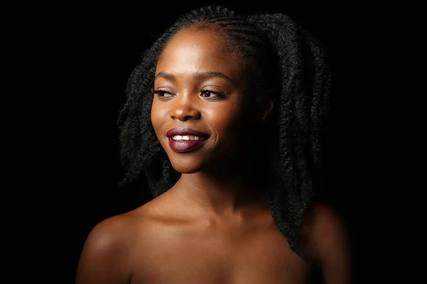 Porträtt Ung Vacker Afrikansk Kvinna Med Tjockt Svart Lockigt Hår — Stockfoto