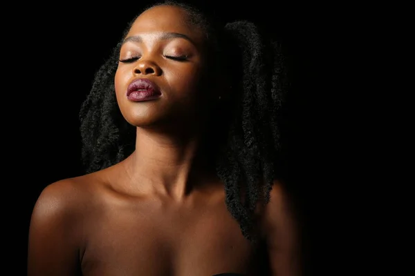 Портрет Молодой Красивой Африканской Женщины Густыми Черными Вьющимися Волосами Черном — стоковое фото