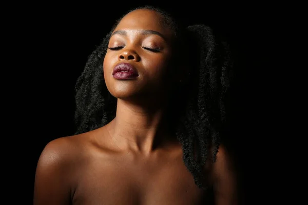 Retrato Una Joven Mujer Africana Hermosa Con Pelo Rizado Negro —  Fotos de Stock