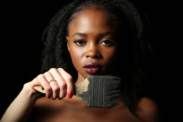 Portrait Une Jeune Belle Africaine Aux Cheveux Bouclés Noirs Épais — Photo