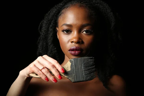 Portrait Une Jeune Belle Africaine Aux Cheveux Bouclés Noirs Épais — Photo