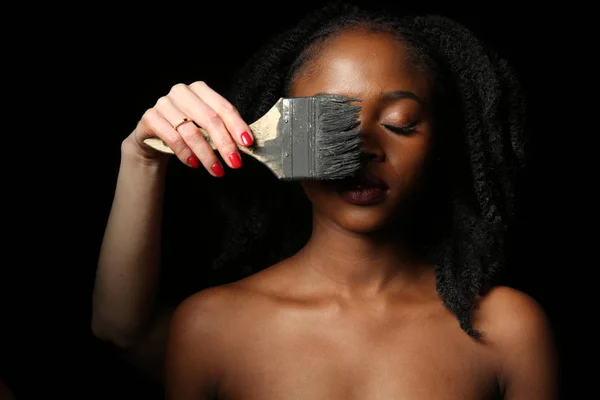 Retrato Uma Jovem Mulher Africana Bonita Com Cabelo Encaracolado Preto — Fotografia de Stock