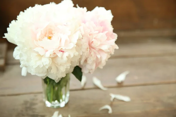 Ein Strauß Rosa Pfingstrosen Steht Einer Glasvase Auf Einem Holztisch — Stockfoto